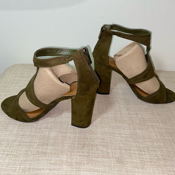 Rouge Helium Olive Green Suede Heels - Picture 2 of 4